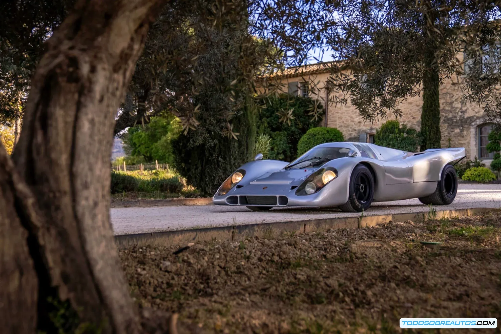 Comparación visual entre el Porsche 917K de carreras y su versión adaptada para calle