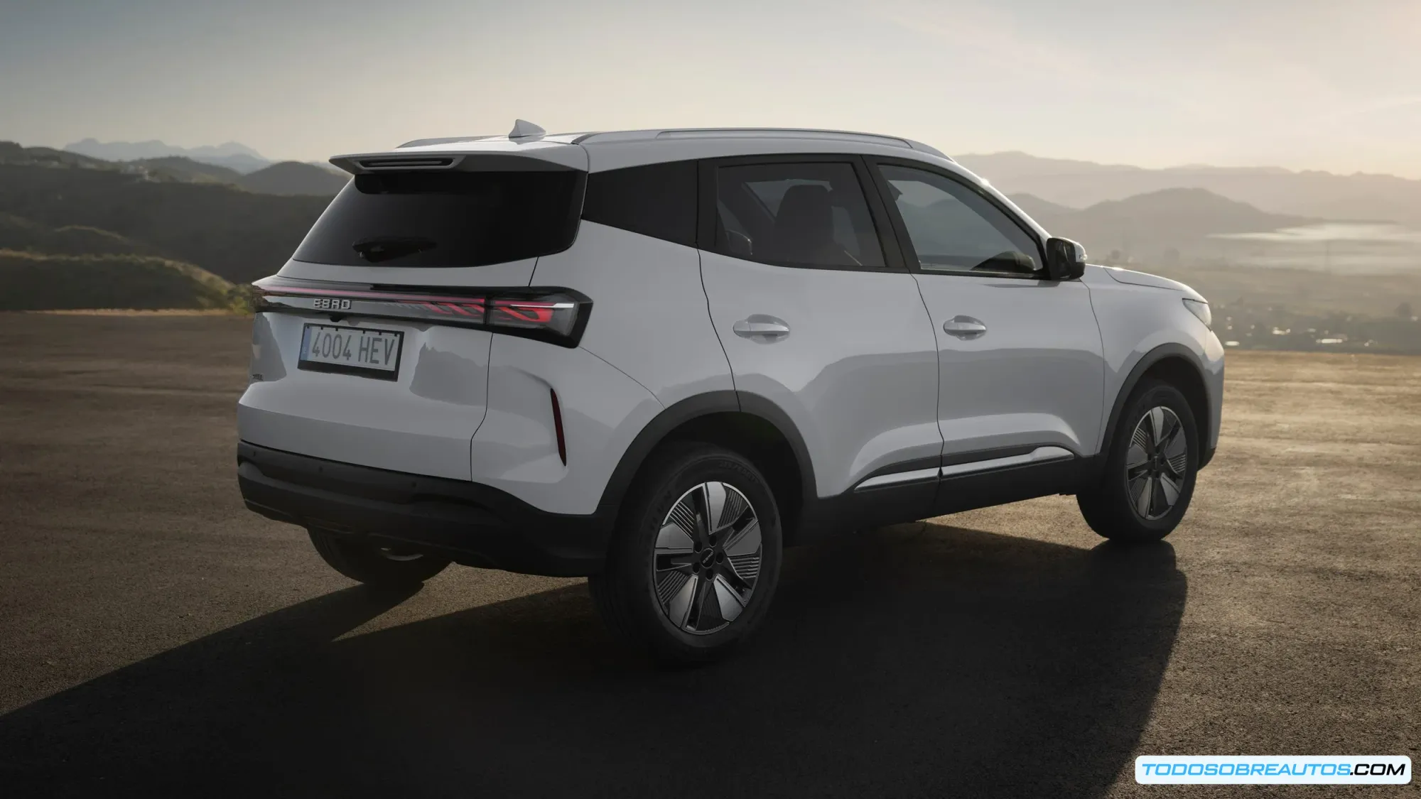 Imagen del interior del Ebro S400, mostrando el tablero y la consola central