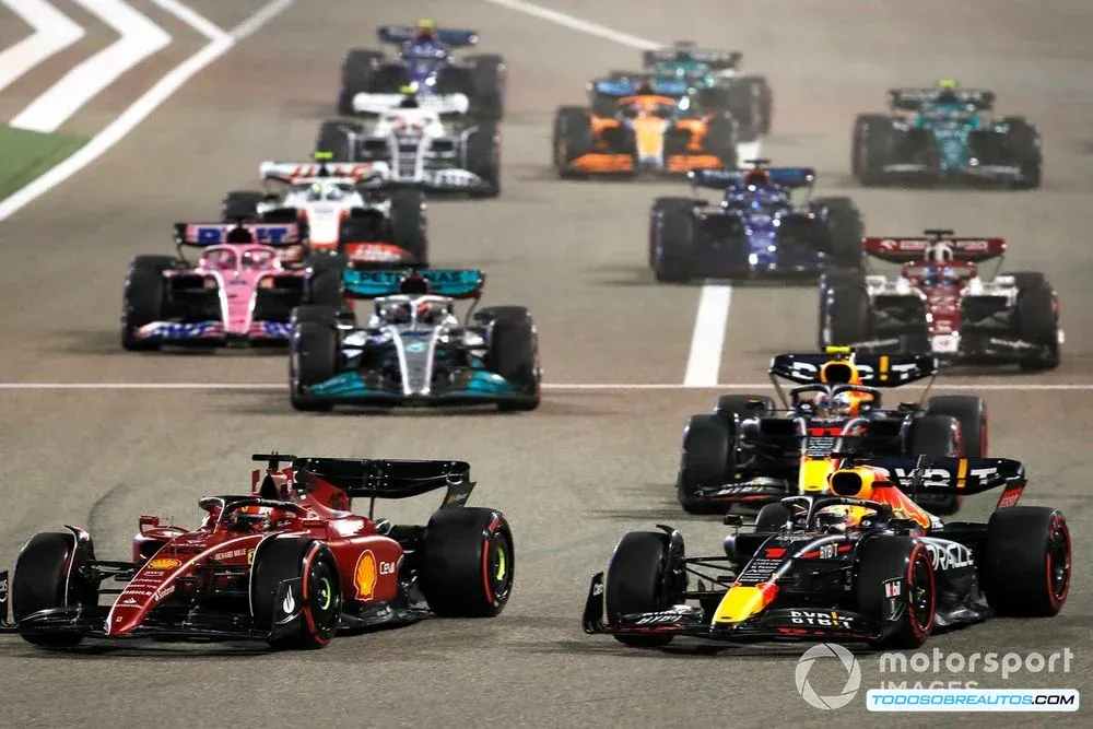 Un monoplaza de Fórmula 1 moderno con motor híbrido