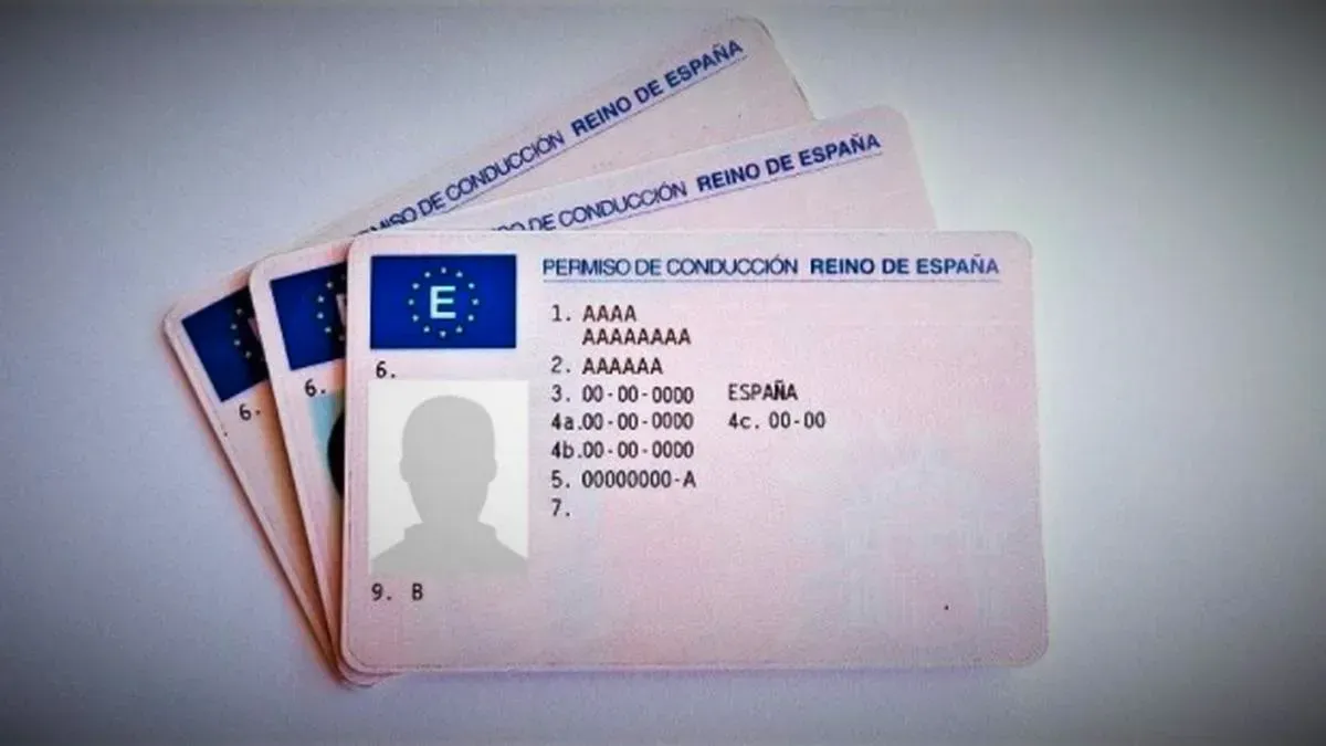 Persona realizando trámite de duplicado de licencia en línea