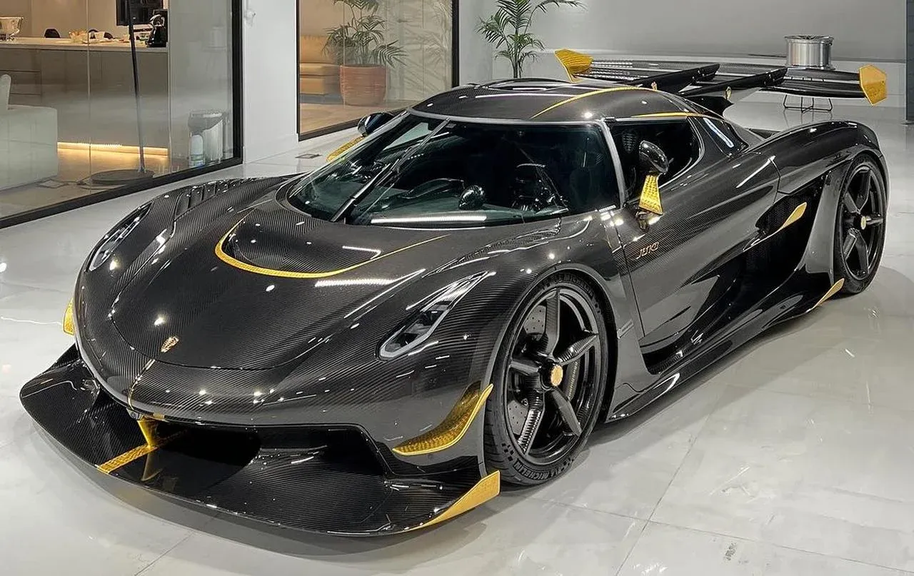 Koenigsegg Jesko visto desde un ángulo frontal bajo