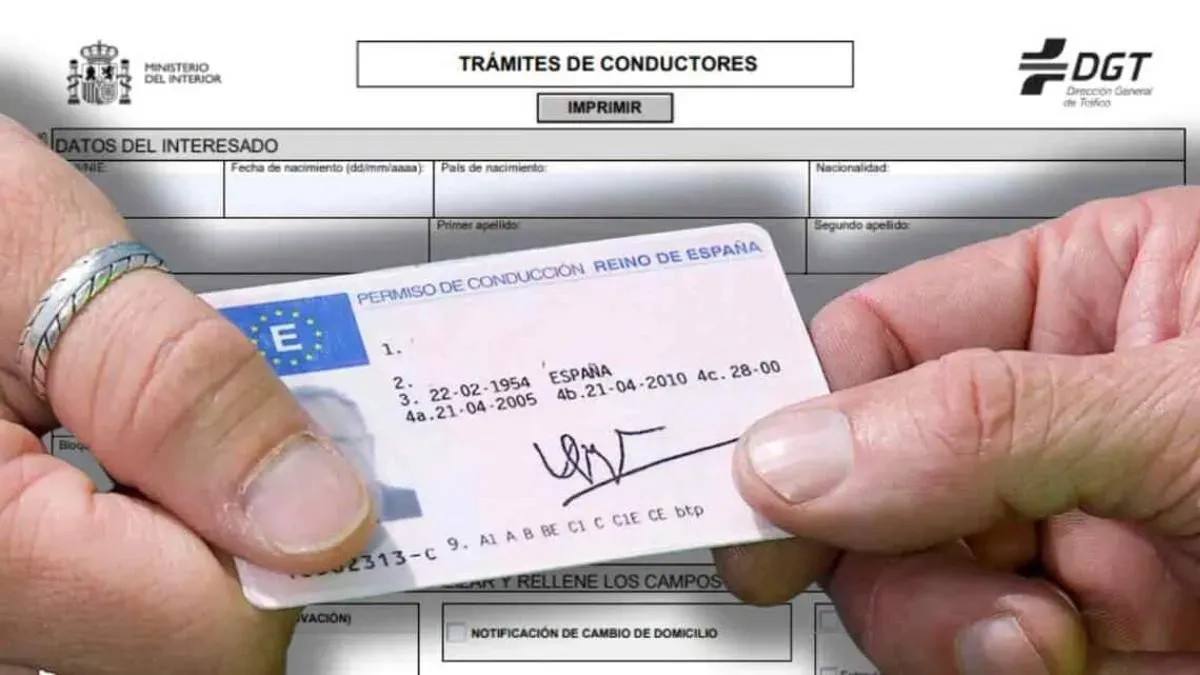 Documentos necesarios para el trámite de duplicado sobre una mesa