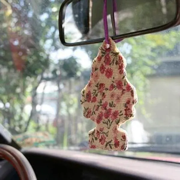 Materiales para ambientador casero de coche: esponja y aceites esenciales