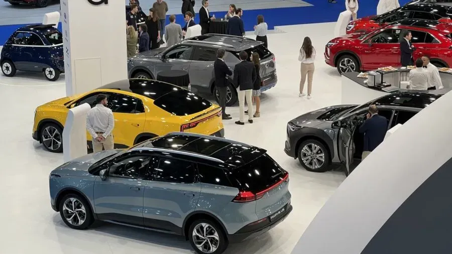 Stand de una marca en el Salón de Barcelona con varios modelos expuestos