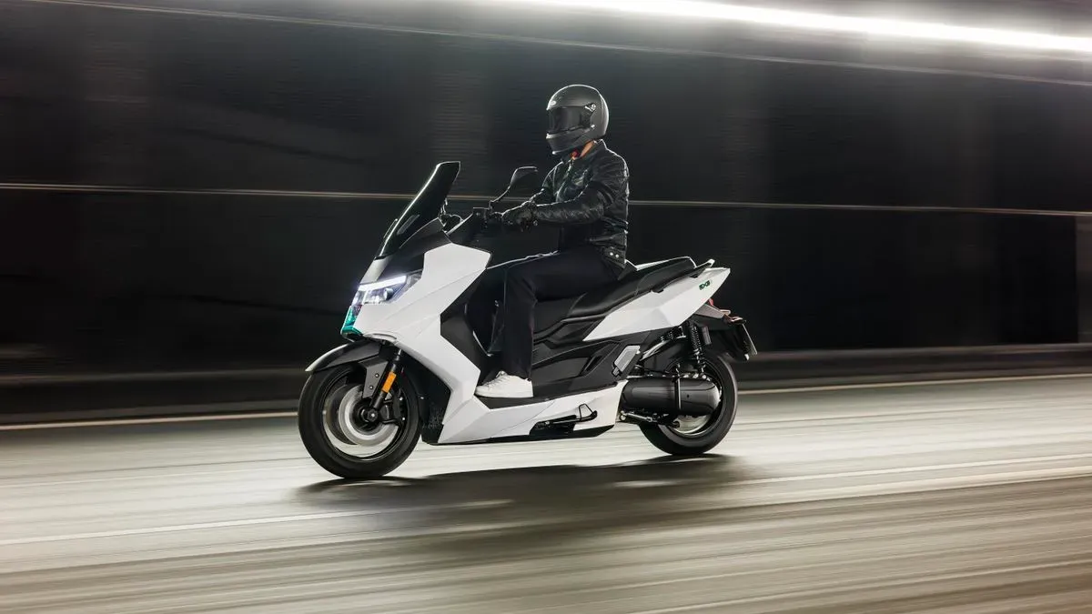 Imagen de la scooter eléctrica Nerva EXE II en un ambiente urbano.