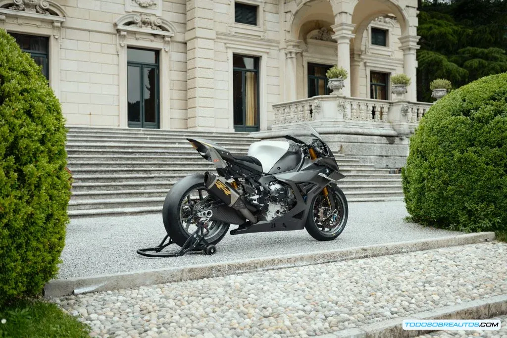 Primer plano de los detalles aerodinámicos de la carrocería de la BMW Motorrad Concept RR.