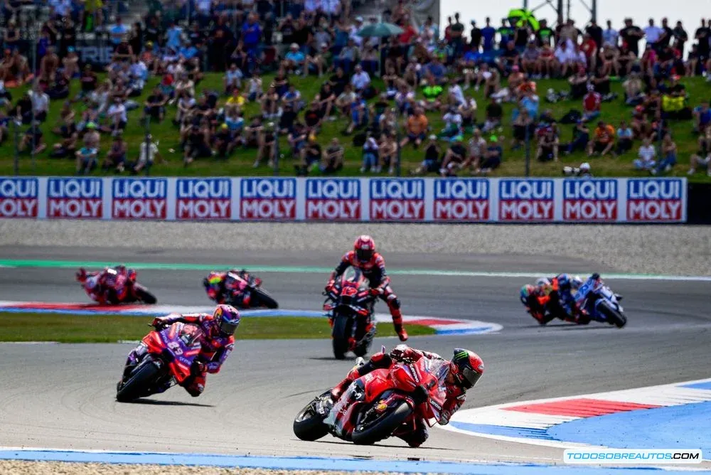 Piloto de MotoGP en acción en el circuito de Assen