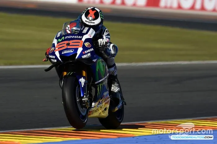 Valentino Rossi en acción durante una carrera de MotoGP.