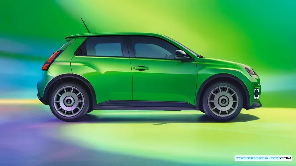 Renault 5 E-Tech en un entorno urbano