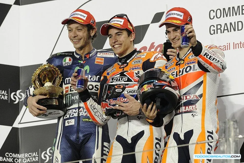 Jorge Lorenzo tomando una curva en una carrera de MotoGP.