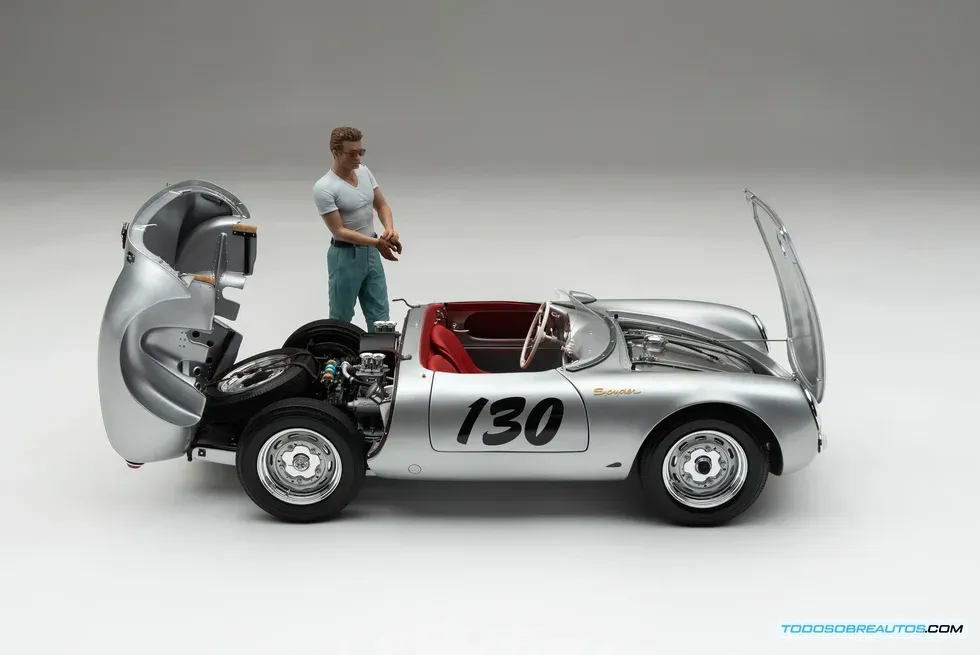 James Dean junto a su Porsche 550 Spyder