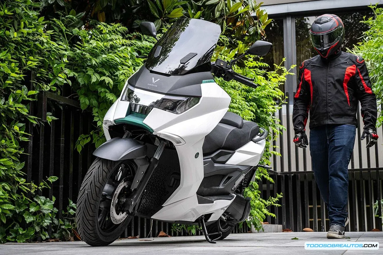 Imagen de la scooter eléctrica Nerva EXE II en un ambiente urbano.