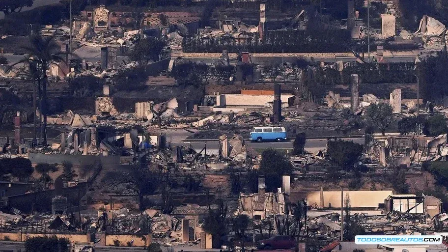 Combi 'Azul' en el contexto del incendio de Palisades