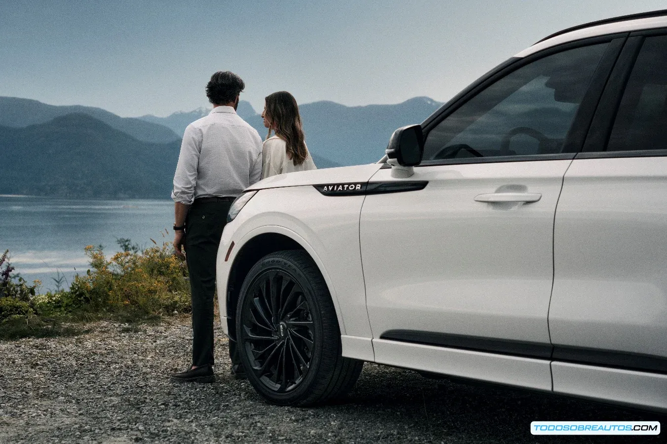 Interfaz del sistema Lincoln Co-Pilot360 mostrando alertas en el cuadro de instrumentos digital