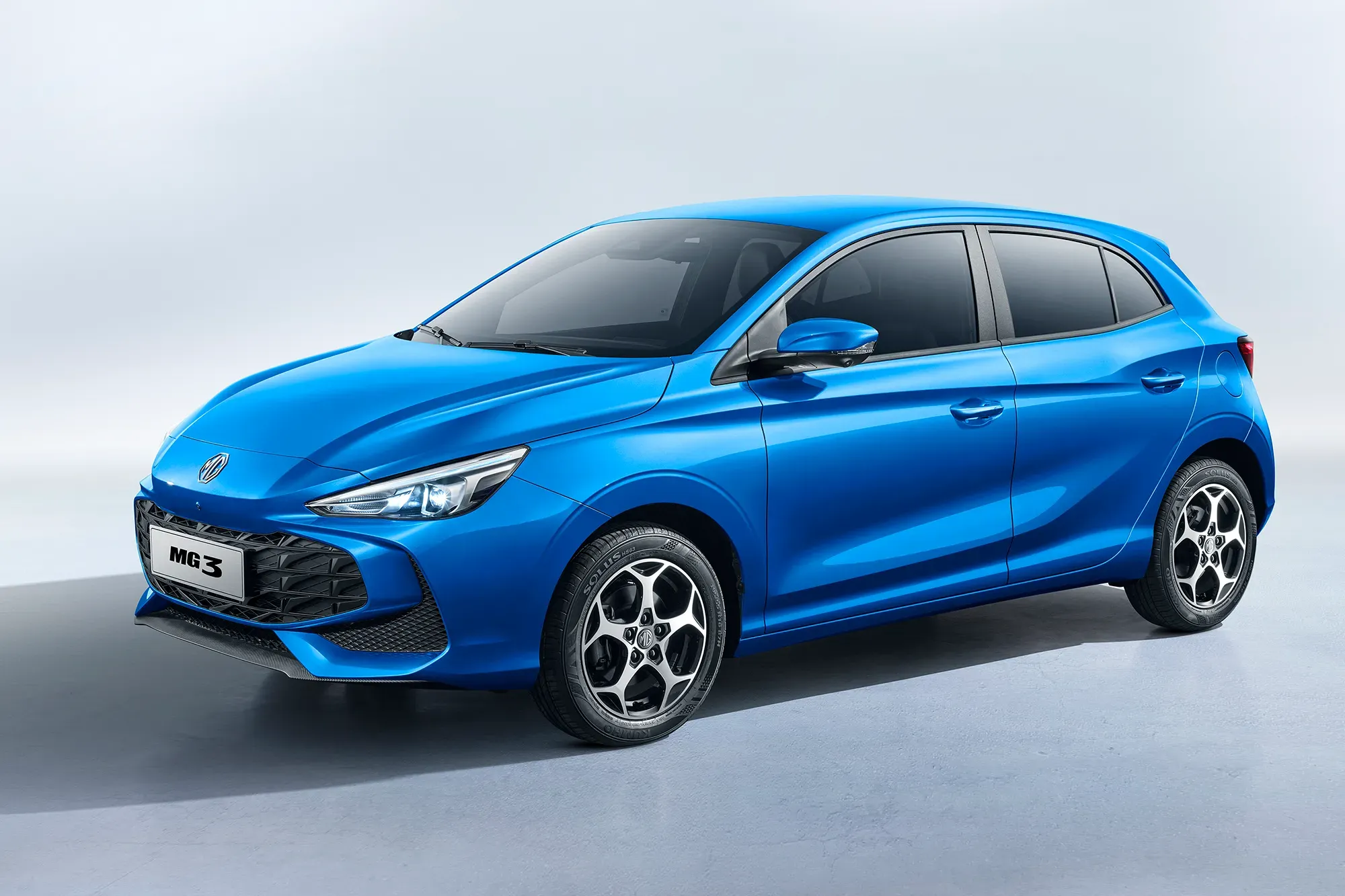 n compacto hatchback de diseño moderno y estilizado, presentado en un vibrante tono azul. Sus líneas dinámicas y proporciones equilibradas le confieren una apariencia juvenil y ágil.