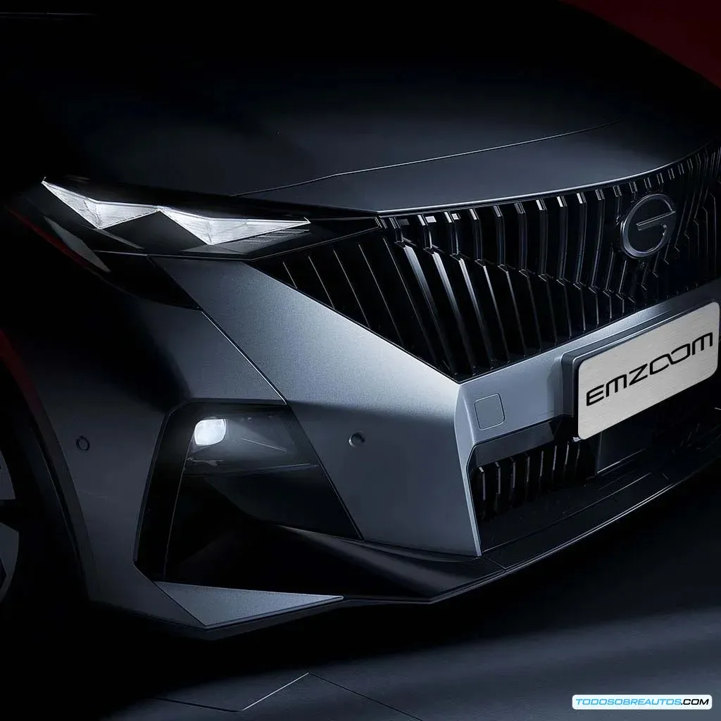 GAC EMZOOM GL Racer de perfil, mostrando sus llantas deportivas de 19 pulgadas y acentos naranjas