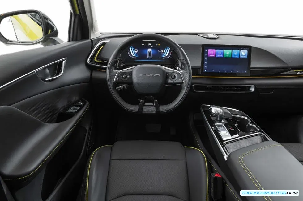 Imagen del interior del Baic X55 mostrando el salpicadero y los asientos.