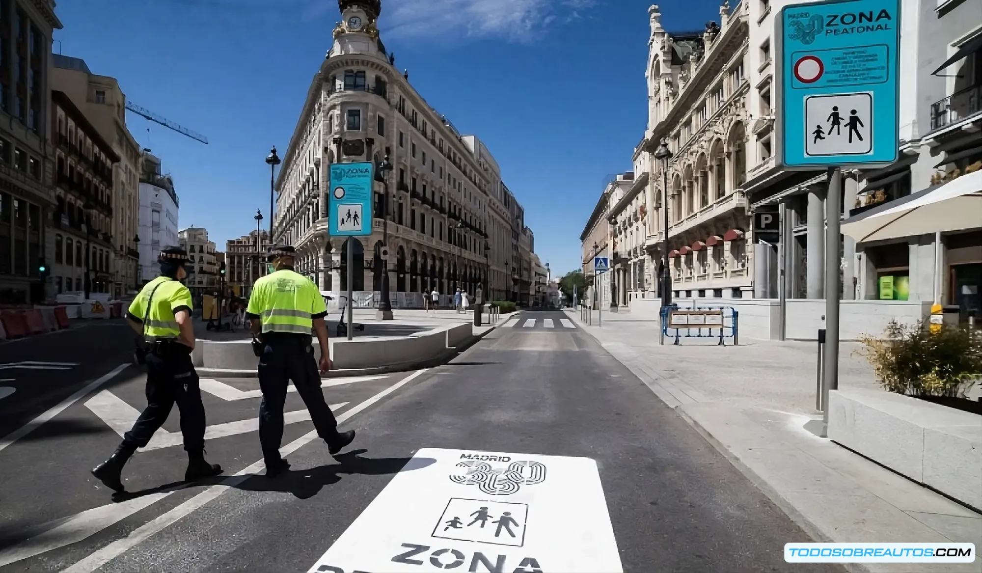 Imagen de una ciudad con motos eléctricas circulando.