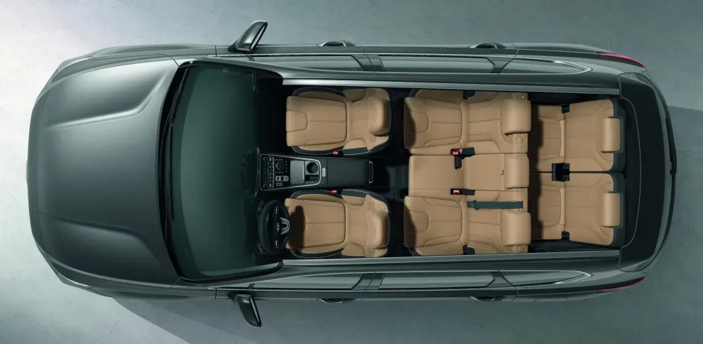 El Hyundai Santa Fe es un SUV que cuenta con interior de 7 plazas. La tercera fila se abate que da plegada en el piso del maletero (Hyundai)