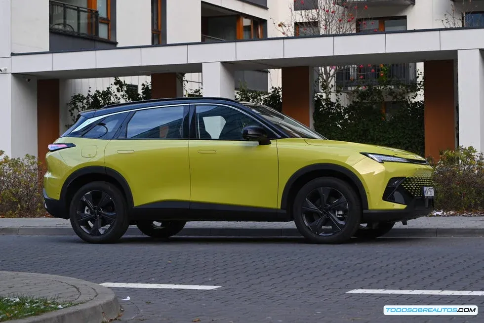 Imagen lateral del Baic X55 mostrando sus líneas deportivas.