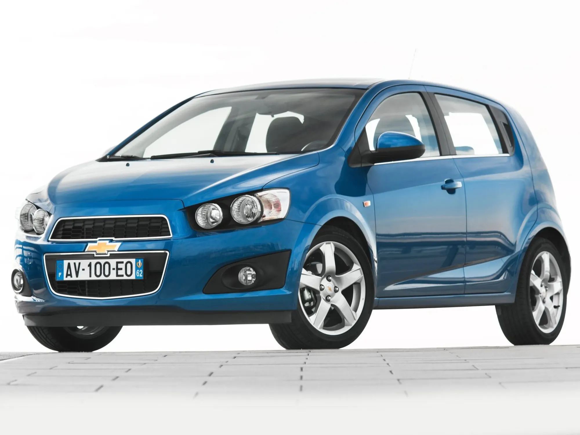 Chevrolet aveo en color rojo
