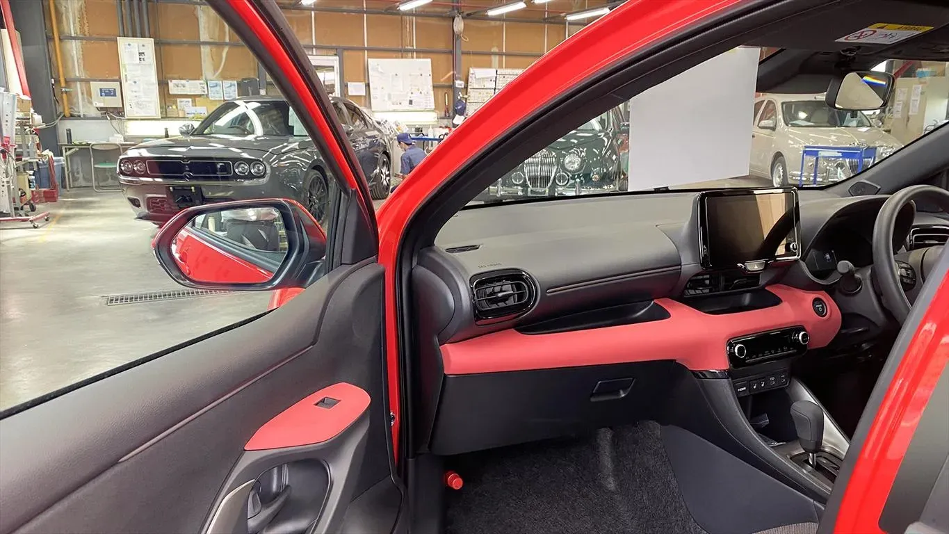 Mitsuoka Viewt Royal Edition 2025 en color rojo