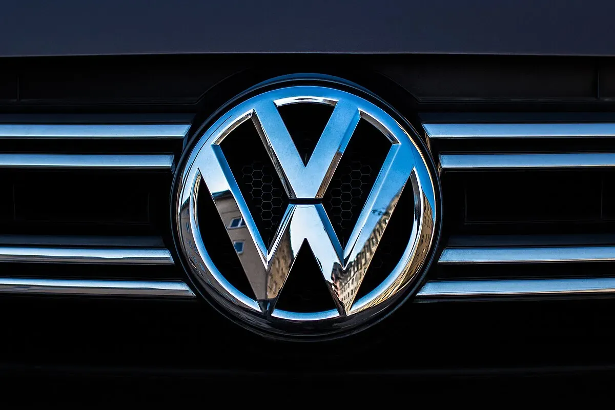 Volkswagen Emblema de la marca, representado por su distintivo logo.