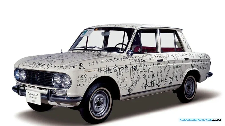 Diseño del Datsun Bluebird Tizoc 410, destacando detalles estéticos.