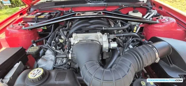 Compartimento del motor del Ford Mustang S197 GT mostrando el motor V8 4.6L con su cubierta de plástico identificativa.