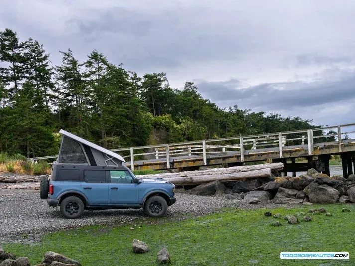 Ford Bronco con techo pop-up Ursa Minor cerrado, vista lateral.