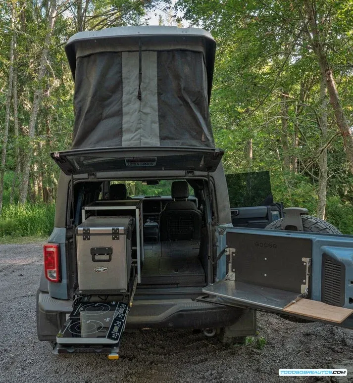 Vista trasera del Ford Bronco con el techo pop-up Ursa Minor desplegado.