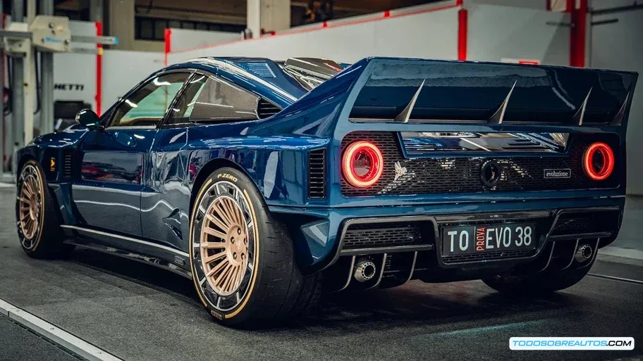 Detalle del motor Lampredi Twin Cam del Kimera EVO38, mostrando el turbo y el supercargador.