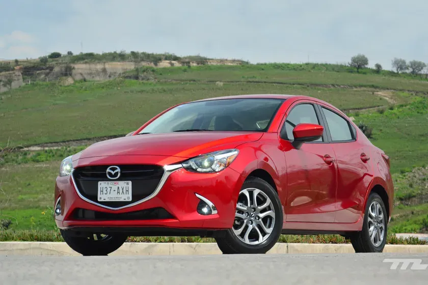 MAZDA 2 SEDÁN Rojo en carretera