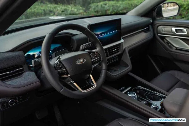 Pantalla de infoentretenimiento del Ford Explorer 2025 con Ford Digital Experience
