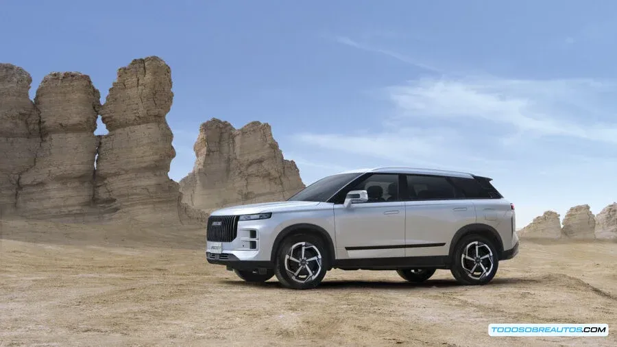 Detalle de los faros LED y la parrilla frontal de la JAECOO 7 2025