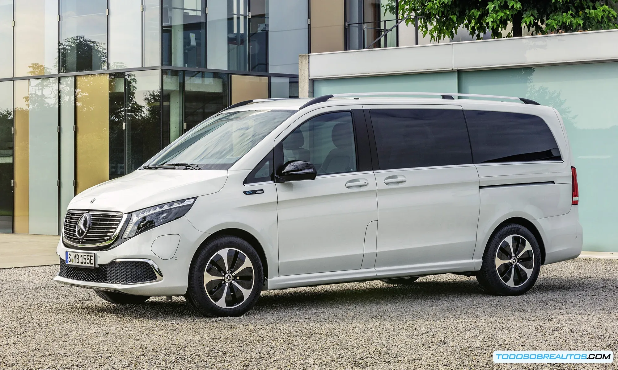 Imagen interior del Tesla Model Y L mostrando su espacioso interior y las tres filas de asientos.