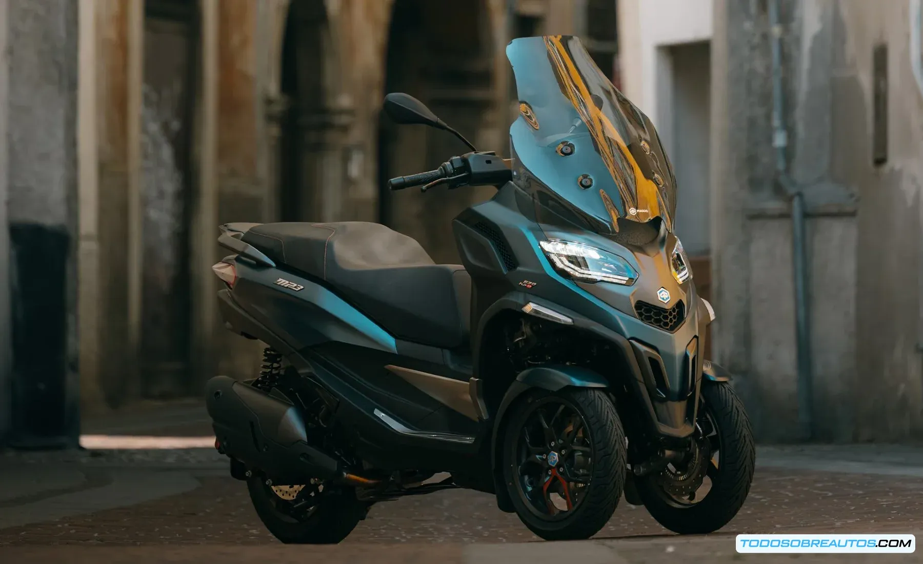 Imagen de un Piaggio MP3, un triciclo que ilustra la variedad de vehículos que se pueden conducir con carnet B.