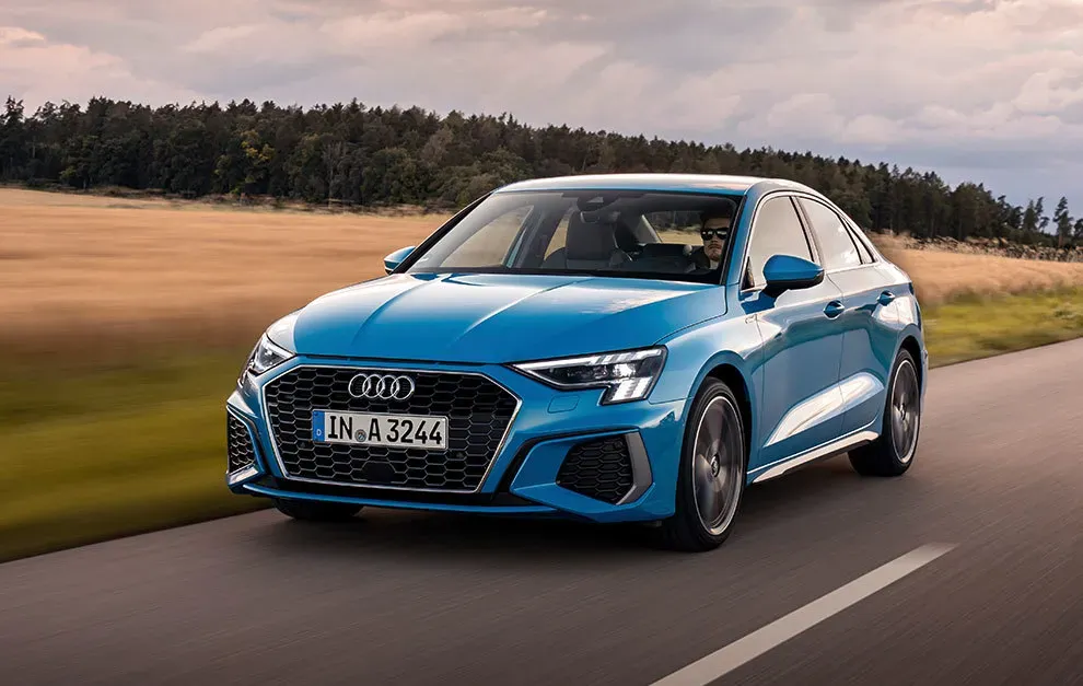 Audi A3 Sedán 2026 35 TFSI en color rojo progresivo metalizado