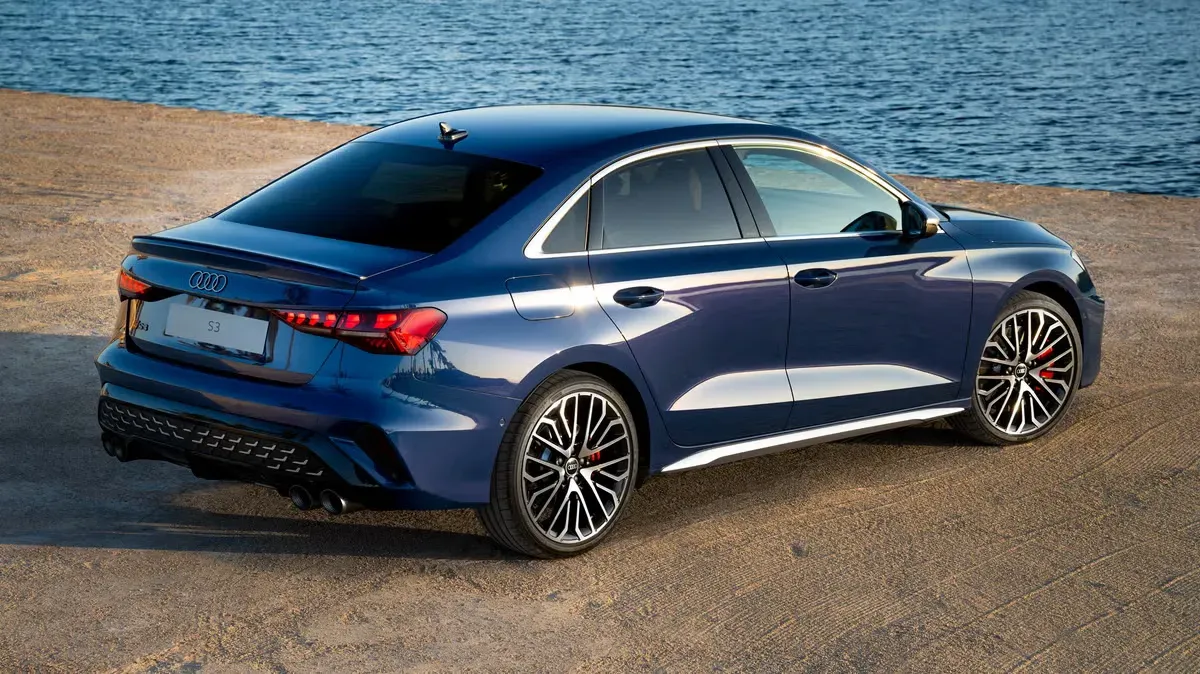 Audi S3 Sedán 2026 con sistema de escape cuádruple y detalles S line