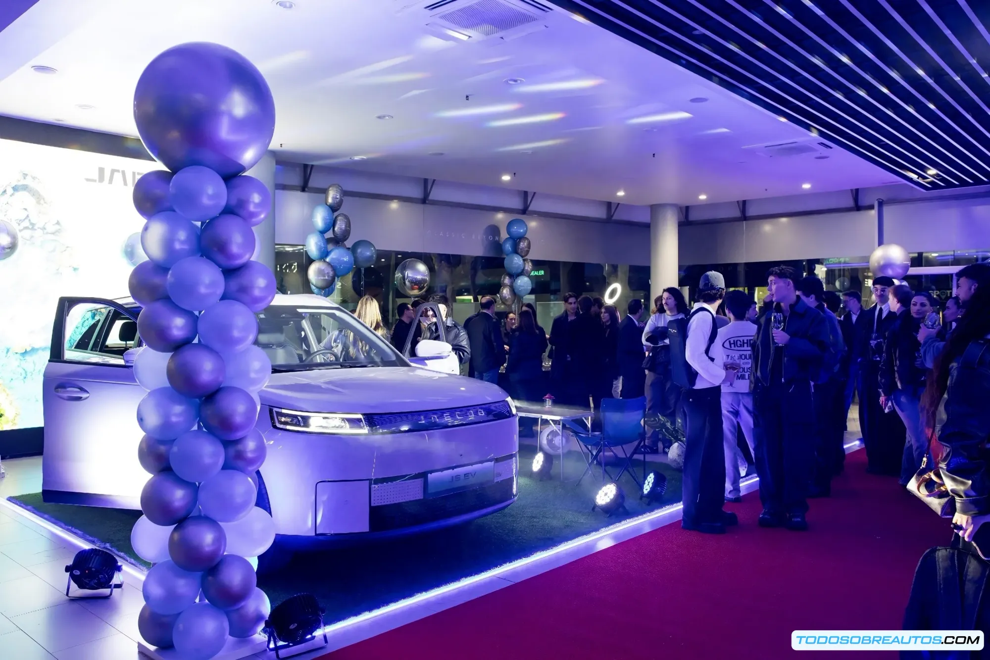 Interior del Omoda 5 SHS-H mostrando la doble pantalla curva.