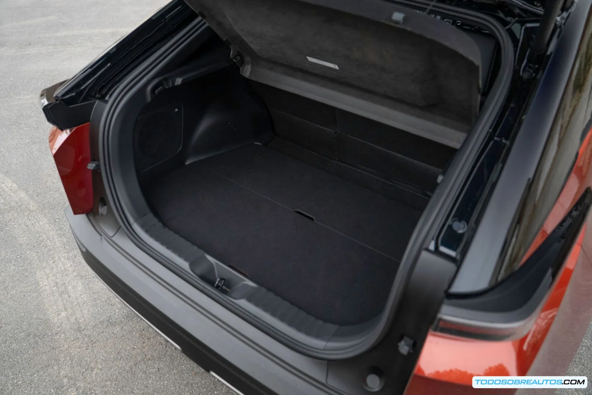 Componentes internos del sistema eléctrico del Toyota C-HR+