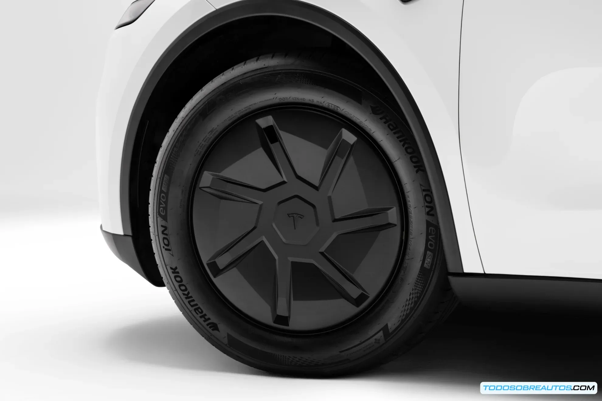 Tesla Model Y Standard en un entorno urbano mostrando la carga