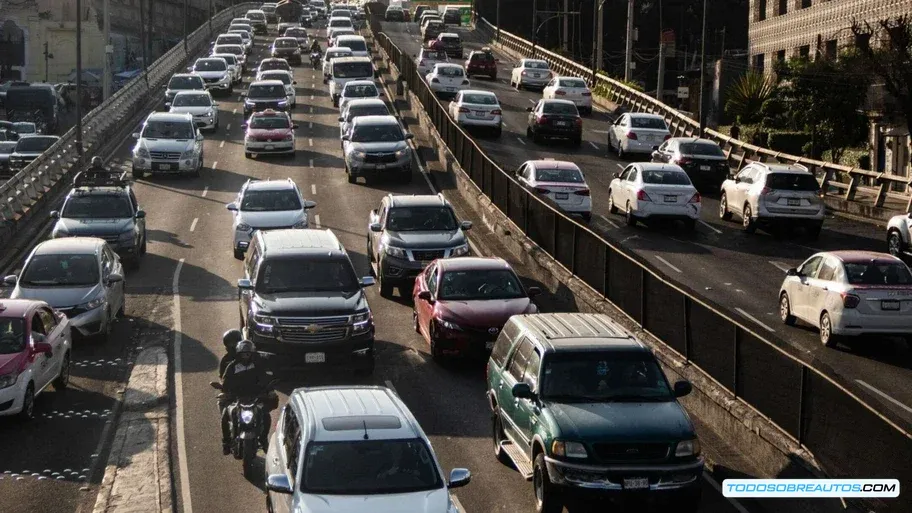 Embouteillamiento de coches en una calle de la Ciudad de México