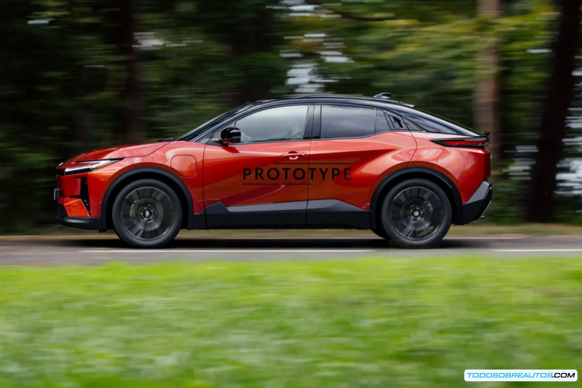 Interior del Toyota C-HR+ eléctrico mostrando el panel de instrumentos