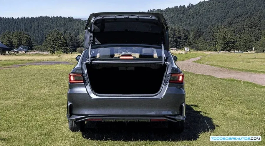 Interior del Toyota Yaris Sedán Híbrido 2026