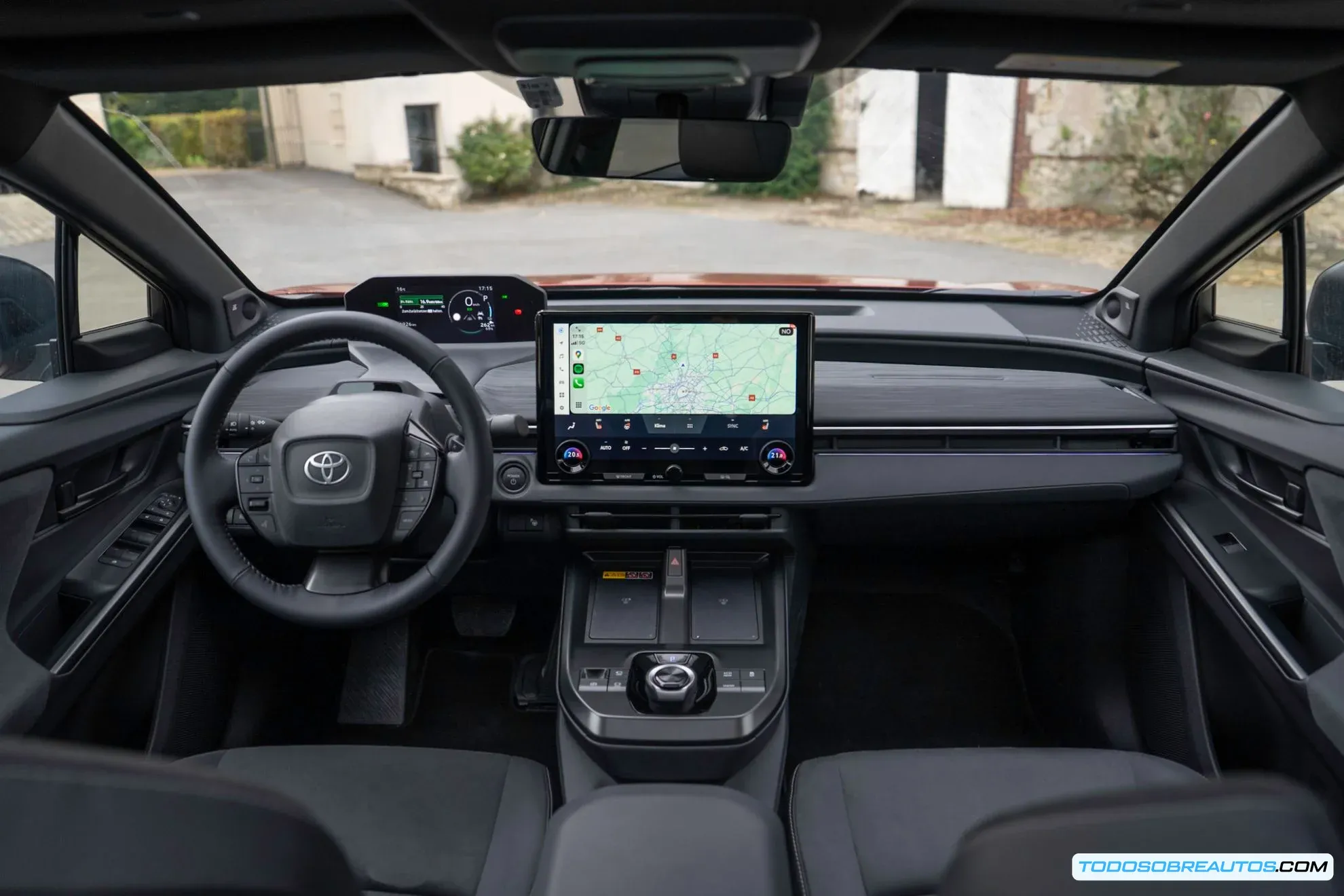 Detalle de la parrilla delantera cerrada del Toyota C-HR+ eléctrico