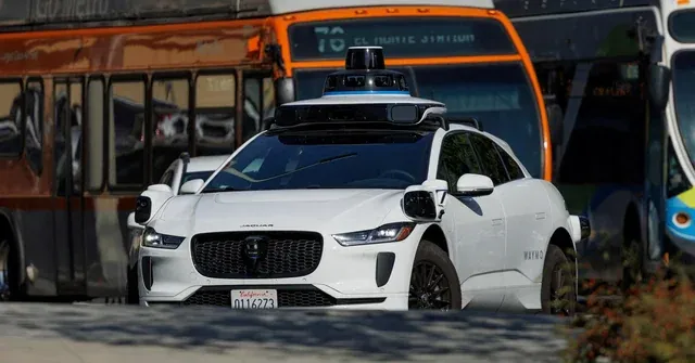 EE. UU. investiga a los robotaxis de Waymo por seguridad cerca de los autobuses escolares