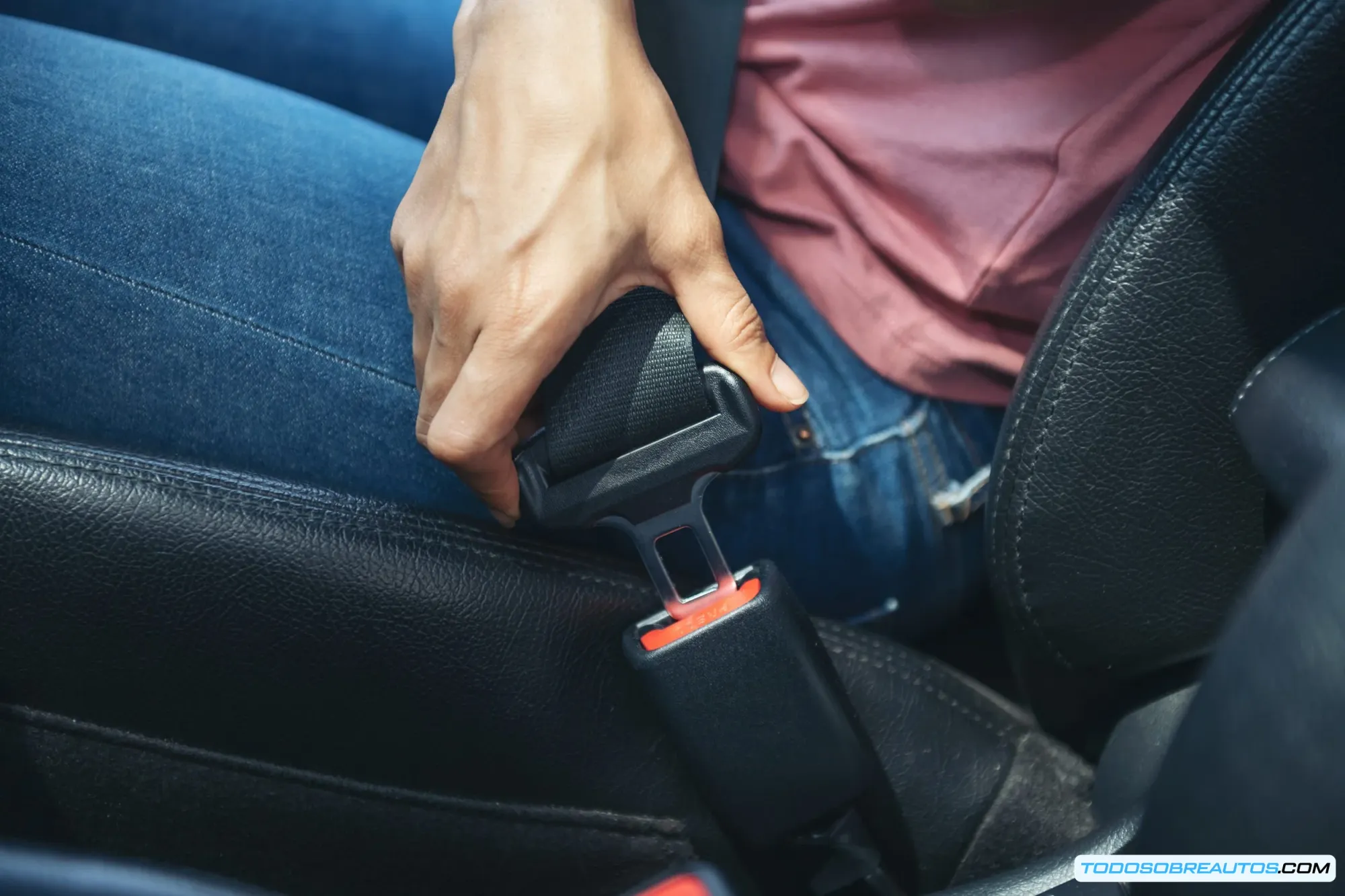 Nuevas normas DGT 2026 y etiquetas ECO para coches usados - restricciones de circulación en zonas urbanas