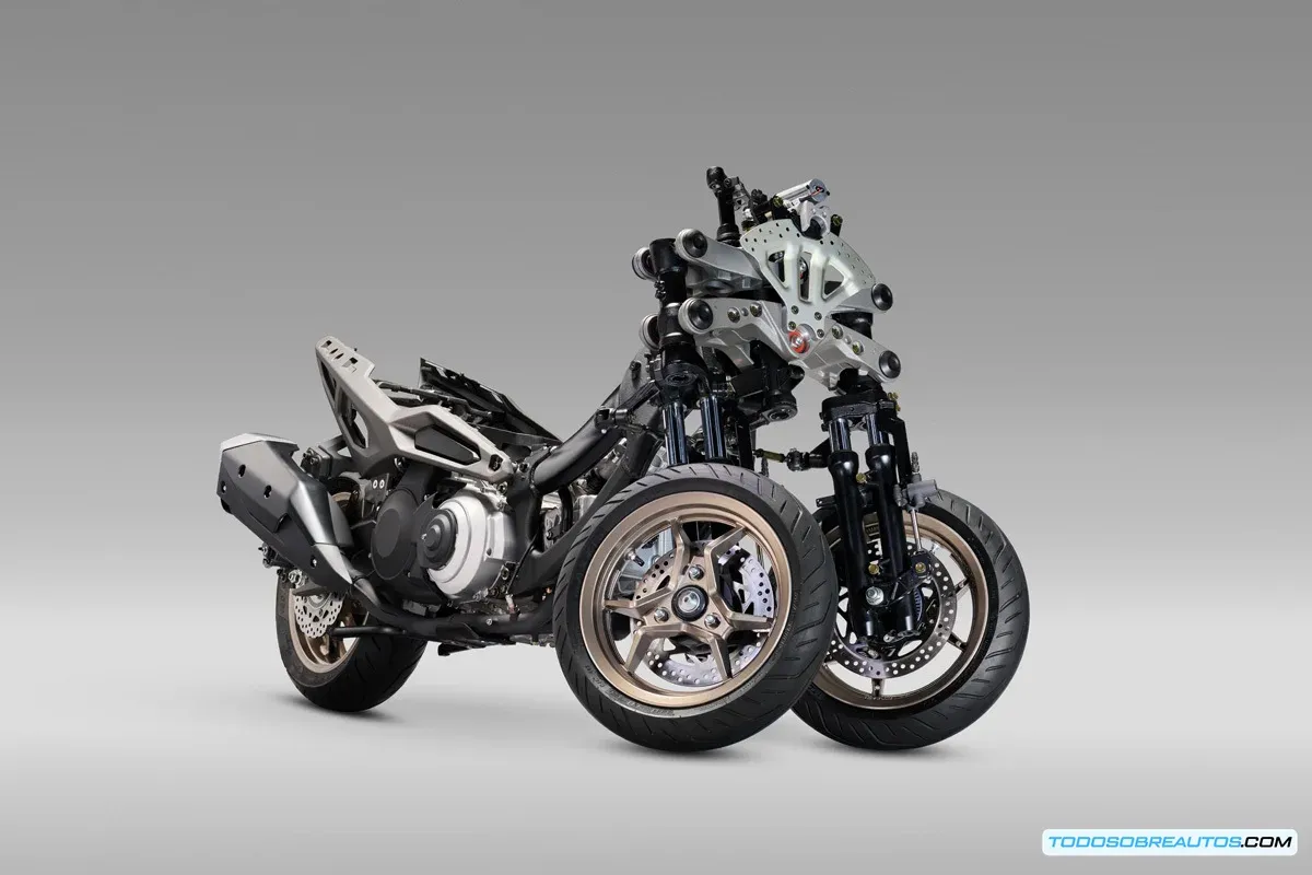 Vista lateral del Kymco CV3 mostrando líneas musculares y chasis de aluminio visible con detalles de construcción de alta calidad