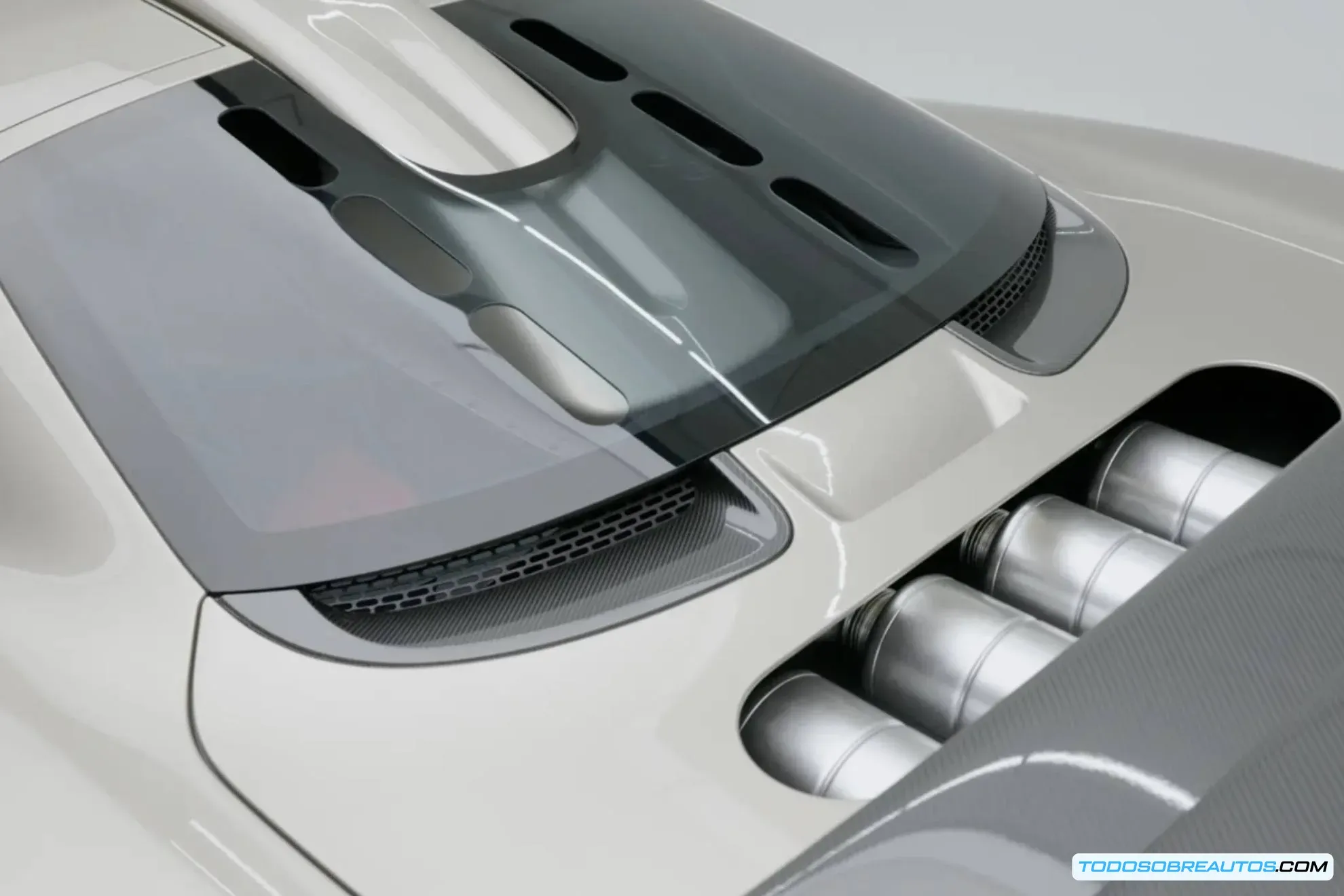 Detalle del motor V12 atmosférico Cosworth del Gordon Murray S1 LM. Motor de alto rendimiento con 700 CV y 12.100 rpm.